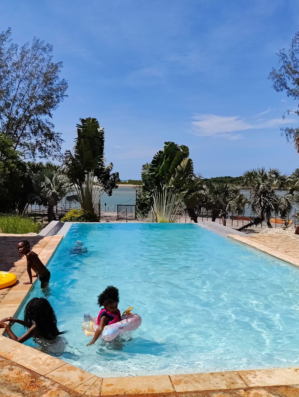 Plage et pirogues colorées, Antsanitia, Boeny, Madagascar